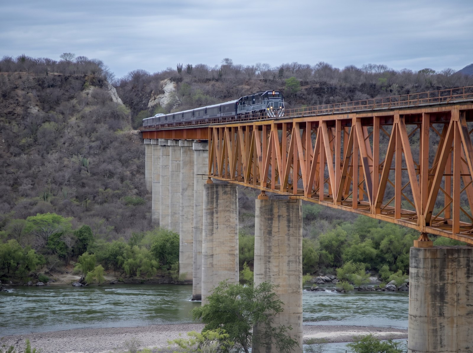 El Chepe Express cruza el puente sobre el río Fuerte