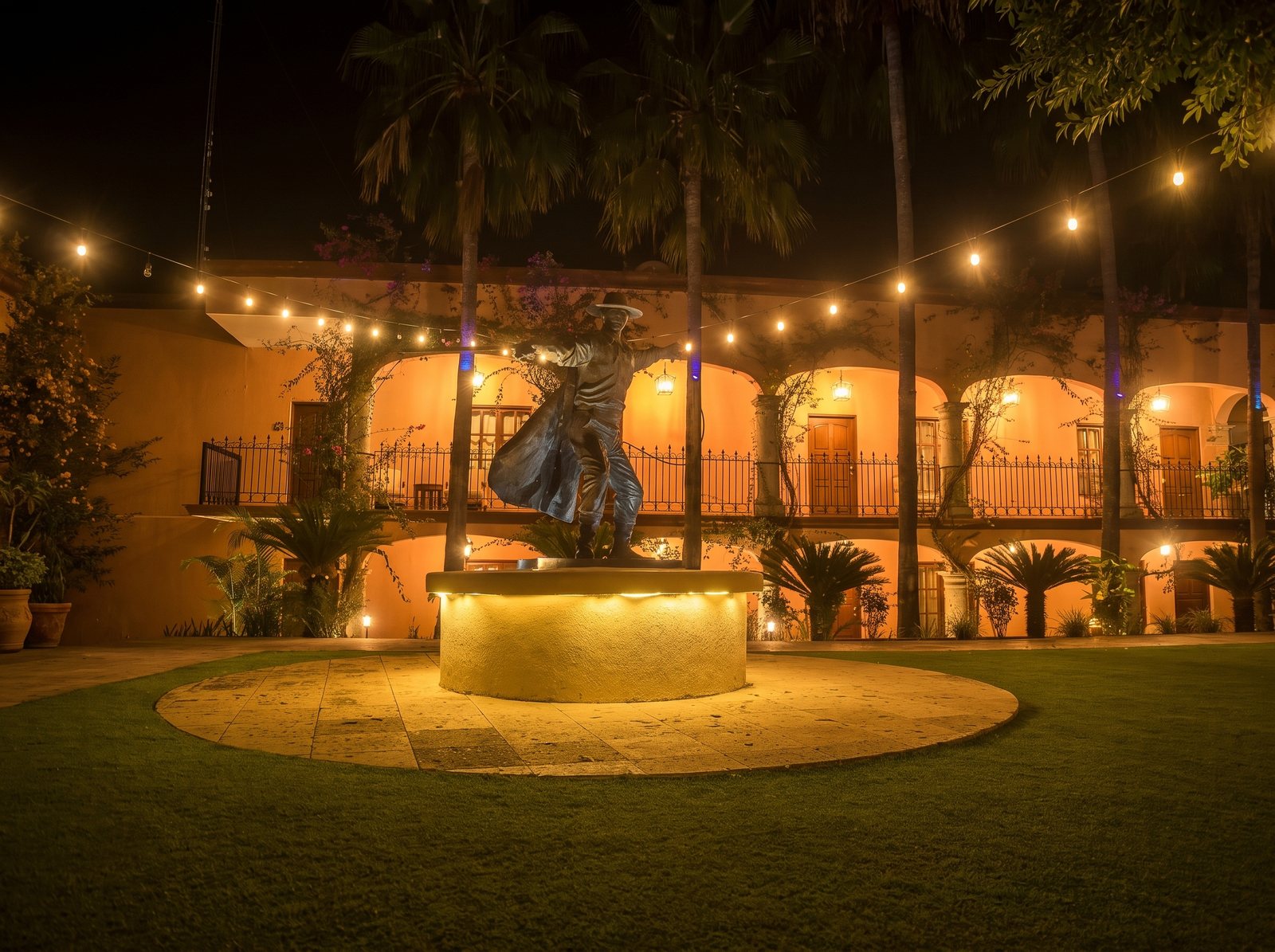Patio iluminado del Hotel Posada del Hidalgo en El Fuerte
